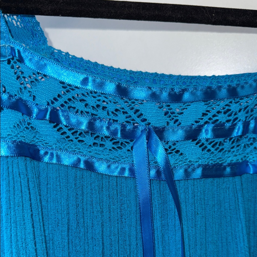 Chic Teal Women's Blouse with Lace Accents - Picture 3 of 5
